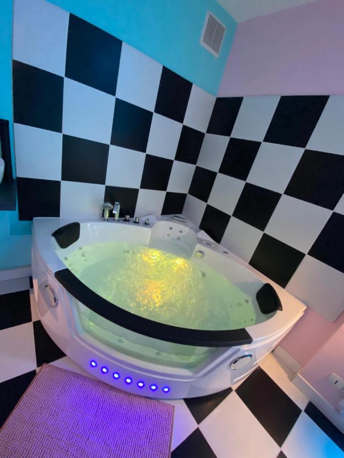 Capsule Miami Vice - Jacuzzi - Billard - Ecran Cinema & Netflix - Ping-Pong - Nintendo & Jeux- Льевен Экстерьер фото